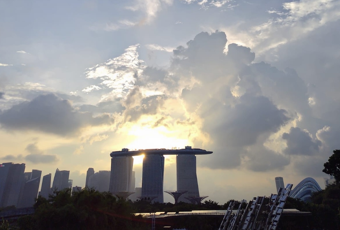 夕暮れのマリーナベイとシンガポールの都市風景 撮影：筆者（シンガポール）