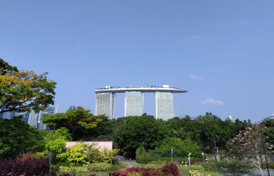 シンガポールを象徴するマリーナベイサンズと自然が共存する風景